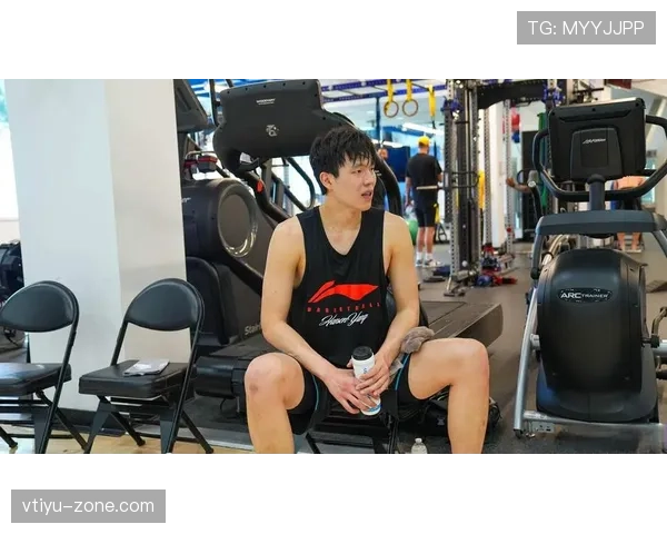 杨瀚森训练完直接去吃十块钱盒饭,这反差谁懂啊 杨瀚森训练完直接去吃十块钱盒饭,这反差谁懂啊